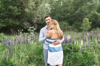 seven çift birbirlerine doğada kucaklayan