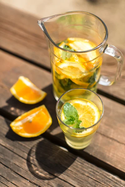Otthoni narancssárga limonádé, menta — Stock Fotó
