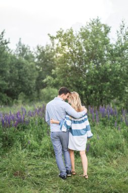 seven çift birbirlerine doğada kucaklayan