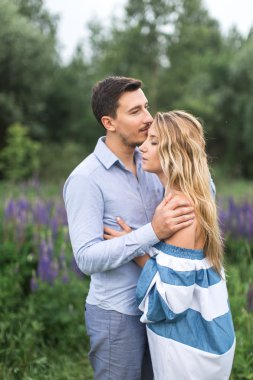 seven çift birbirlerine doğada kucaklayan