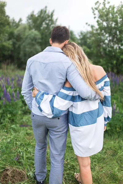 Pareja amorosa abrazándose en la naturaleza —  Fotos de Stock