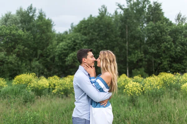 Loving couple embracing each other in nature — Stock Photo, Image