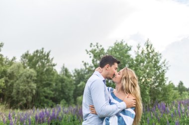 seven çift birbirlerine doğada kucaklayan