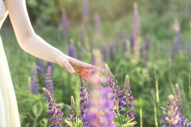 çiçek sarı elbiseli güzel genç kadın