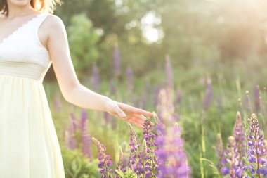 çiçek sarı elbiseli güzel genç kadın