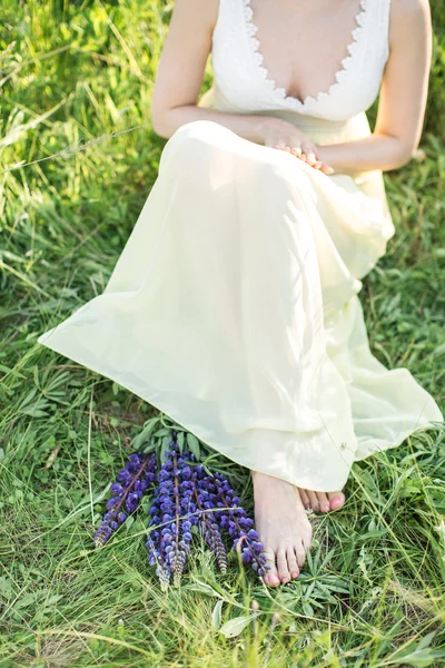 Bella giovane donna in abito giallo con fiore — Foto Stock