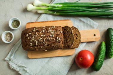 ayçiçeği tohumu ve otlar Fransızca ile çavdar ekmeği