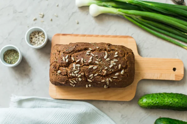 Pão de centeio com sementes de girassol e ervas Francês — Fotografia de Stock