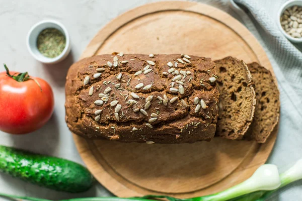 Pão de centeio caseiro com sementes de girassol — Fotografia de Stock