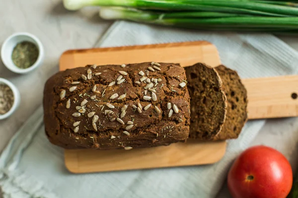 Pão de centeio com sementes de girassol e ervas Francês — Fotografia de Stock