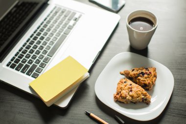 kavram: işyeri, bilgisayar, notebook, ev yapımı kekler ve co