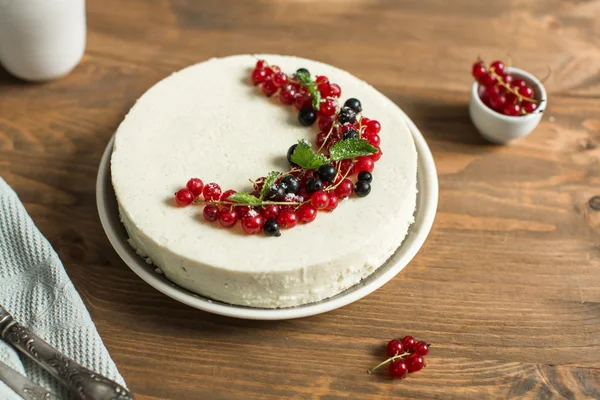 Ванильный торт с красной смородиной — стоковое фото
