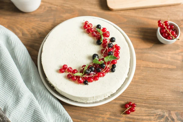 Ванильный торт с красной смородиной — стоковое фото