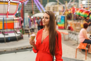 Eğlence Parkı dondurma yiyen kız