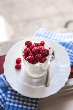 Sağlıklı Kahvaltı: yoğurt ve taze frambuaz