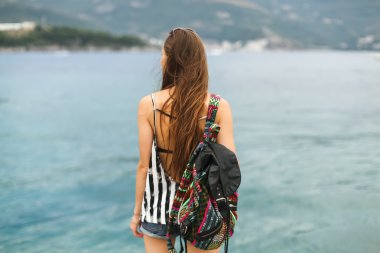 sırt çantası konumu denize yakın olan kız turizm