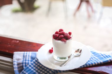 Sağlıklı Kahvaltı: yoğurt ve taze frambuaz