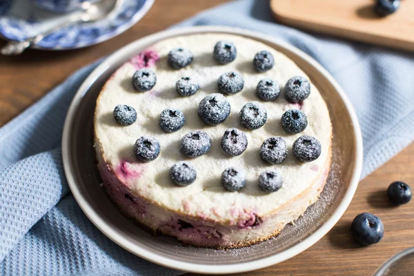 Cottage cheese casserole with cherries and blueberries — Stock Photo, Image