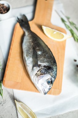 Dorado balık otlar ve biber ile