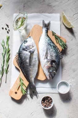 Dorado balık otlar ve biber ile