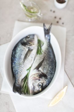 Dorado balık otlar ve biber ile