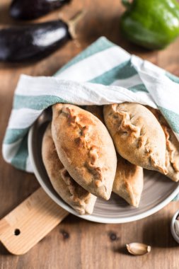 Mantar plaka, sebze calzone üzerinde sıcak börek