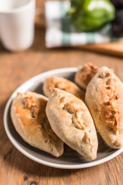 Mantar plaka, sebze calzone üzerinde sıcak börek