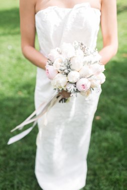 Gelini güzel kokulu beyaz elbiseli