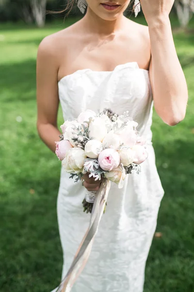 The bride in white dress with beautiful bouquet — Stock Photo, Image
