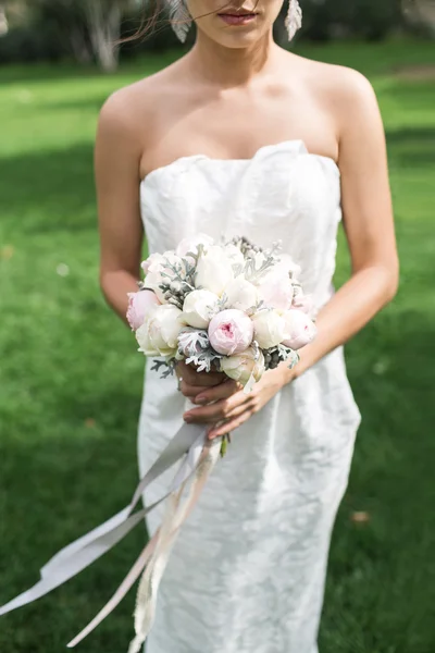 De bruid in witte jurk met mooie boeket — Stockfoto