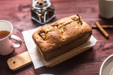 pişmiş armut pasta kesme tahtası üzerinde
