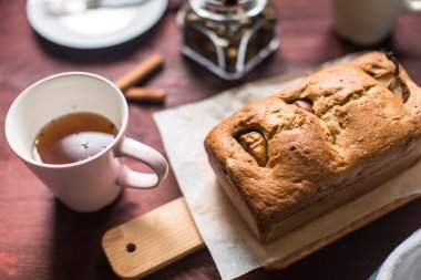 pişmiş armut pasta kesme tahtası üzerinde