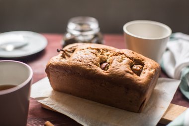 pişmiş armut pasta kesme tahtası üzerinde