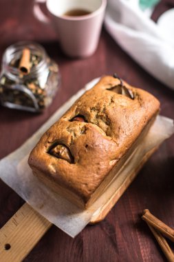 pişmiş armut pasta kesme tahtası üzerinde