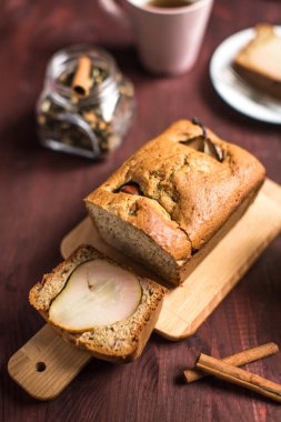 pişmiş armut pasta kesme tahtası üzerinde