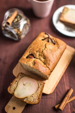 pişmiş armut pasta kesme tahtası üzerinde