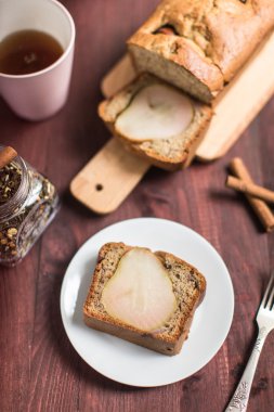 pişmiş armut pasta kesme tahtası üzerinde