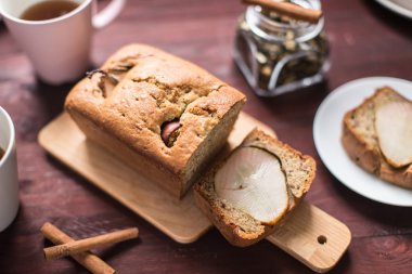 pişmiş armut pasta kesme tahtası üzerinde