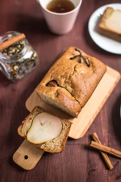 pişmiş armut pasta kesme tahtası üzerinde