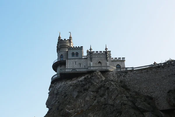 Ancient castle with towers at the edge of a cliff — Stock Photo, Image
