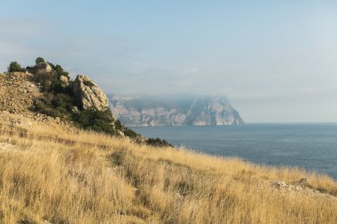 dağ ve deniz Crimea'da. Cape Fiolent altın Güz