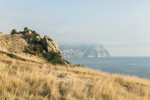 La montaña y el mar en la Crimea. Cabo Fiolent en oro otoño — Foto de Stock