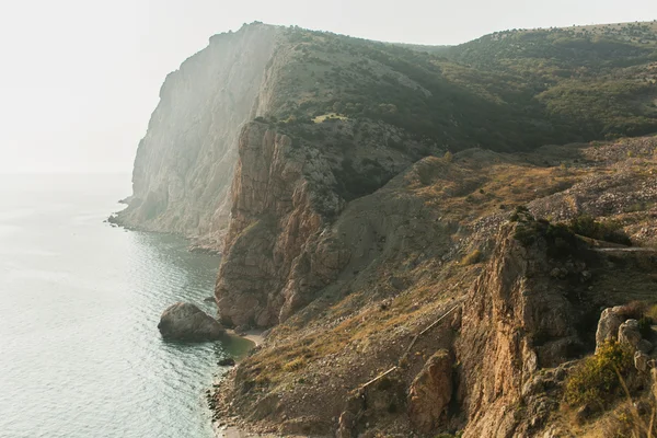 La montaña y el mar en la Crimea. Cabo Fiolent en otoño — Foto de Stock