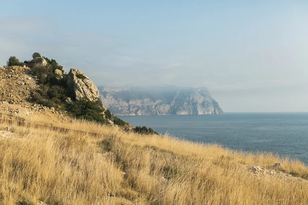 La montaña y el mar en la Crimea. Cabo Fiolent en oro otoño — Foto de Stock