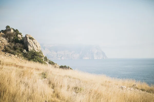 La montaña y el mar en la Crimea. Cabo Fiolent en oro otoño — Foto de Stock
