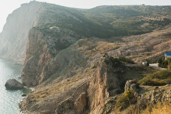 Gran montaña y el mar en la Crimea. Cabo Fiolent en otoño — Foto de Stock