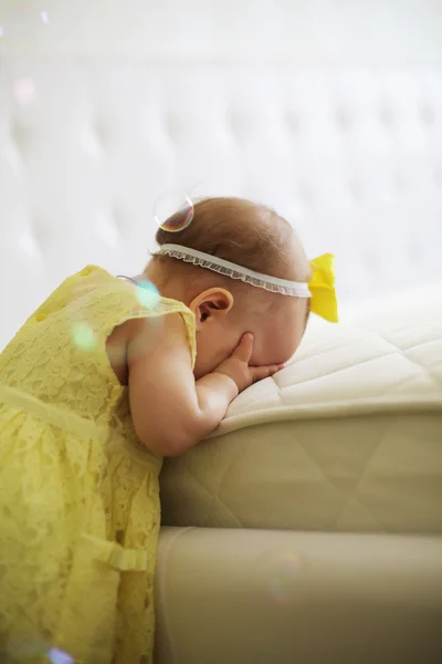 Niña con los ojos cerrados en la habitación. De cerca. —  Fotos de Stock