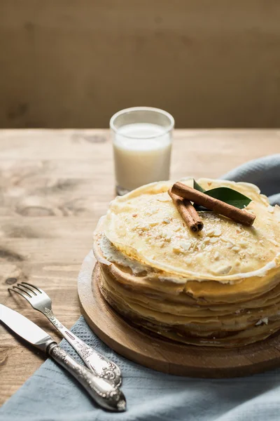 Pfannkuchenkuchen mit süßer Quarkcreme — Stockfoto