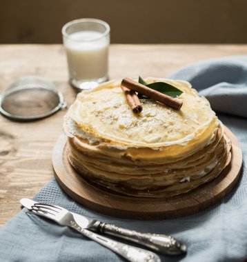 Shrovetide için tatlı lor kremalı yüksek krep pasta