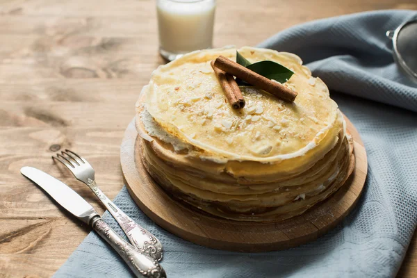 Υψηλή τηγανίτα κέικ με κρέμα γλυκιά πηγμένο γάλα για τυρί για της Τυροφάγου — Φωτογραφία Αρχείου